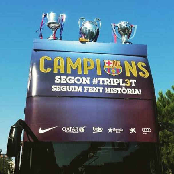 Il pullman scoperto del Barcellona ospita i trofei del triplete: Scudetto, coppa di Spagna e Champions League. (Instagram)